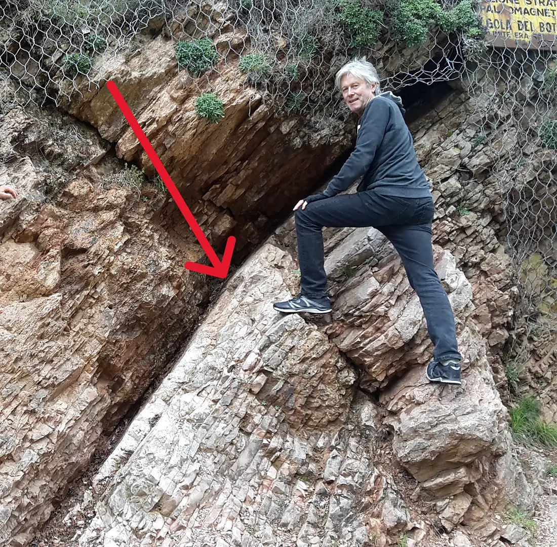 Der Aufschluss der KP-Grenze bei Gubbio (43.36555 N, 12.58266 E). Proben von diesem Ort zeigten erstmals die Iridium-Anomalie, die zur Annahme eines Asteroideneinschlags führte