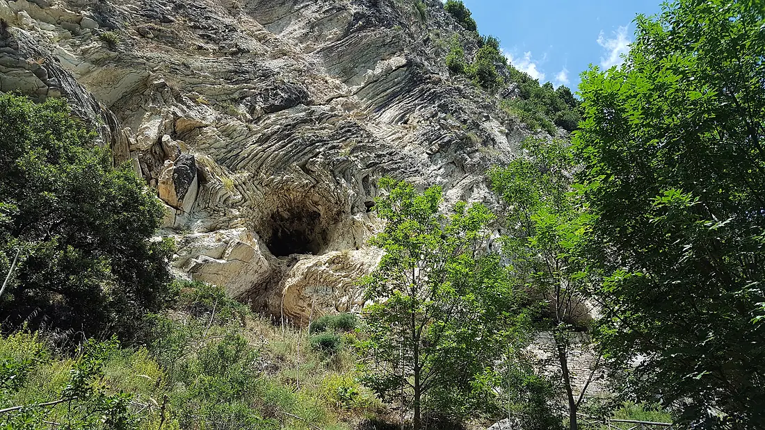 Gole del Salinello - cave entrance - panoramio