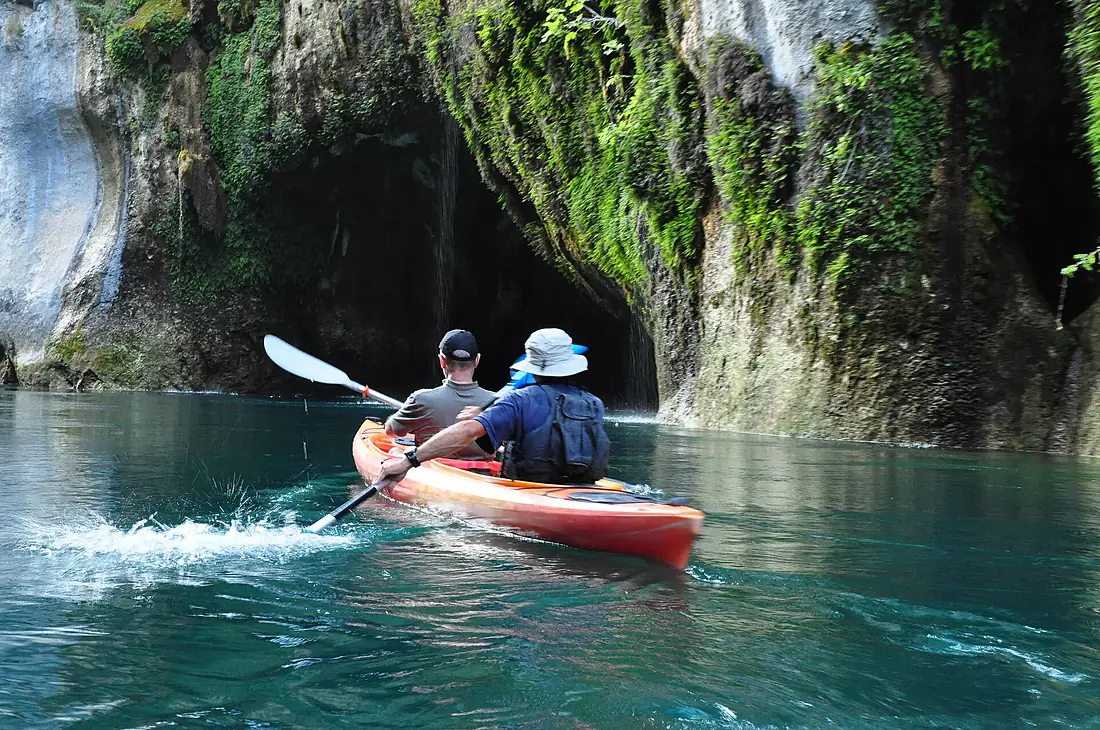 Gorges de Baudinard Approche d'une grotte en kayak