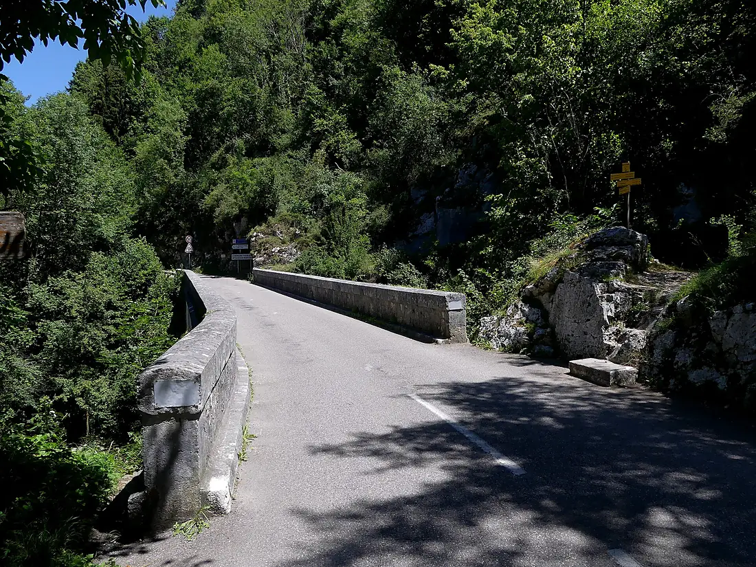 Pont sur le Guiers de St-Christophe côté Isère (juillet 2022)