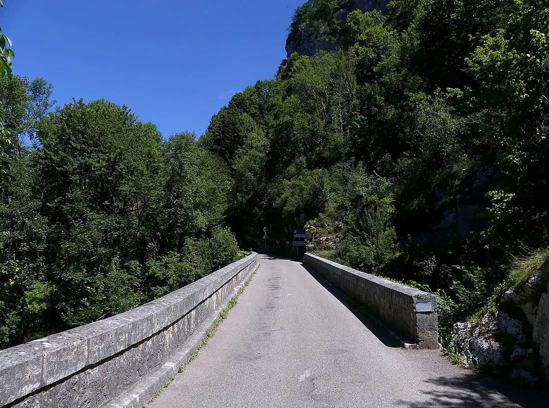 Pont sur le Guiers de Saint-Christophe côté Isère au matin (été 2022)