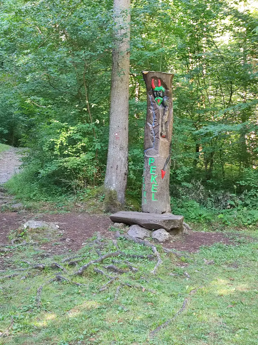 Pekel Gorge, sculpture of devil at entrance