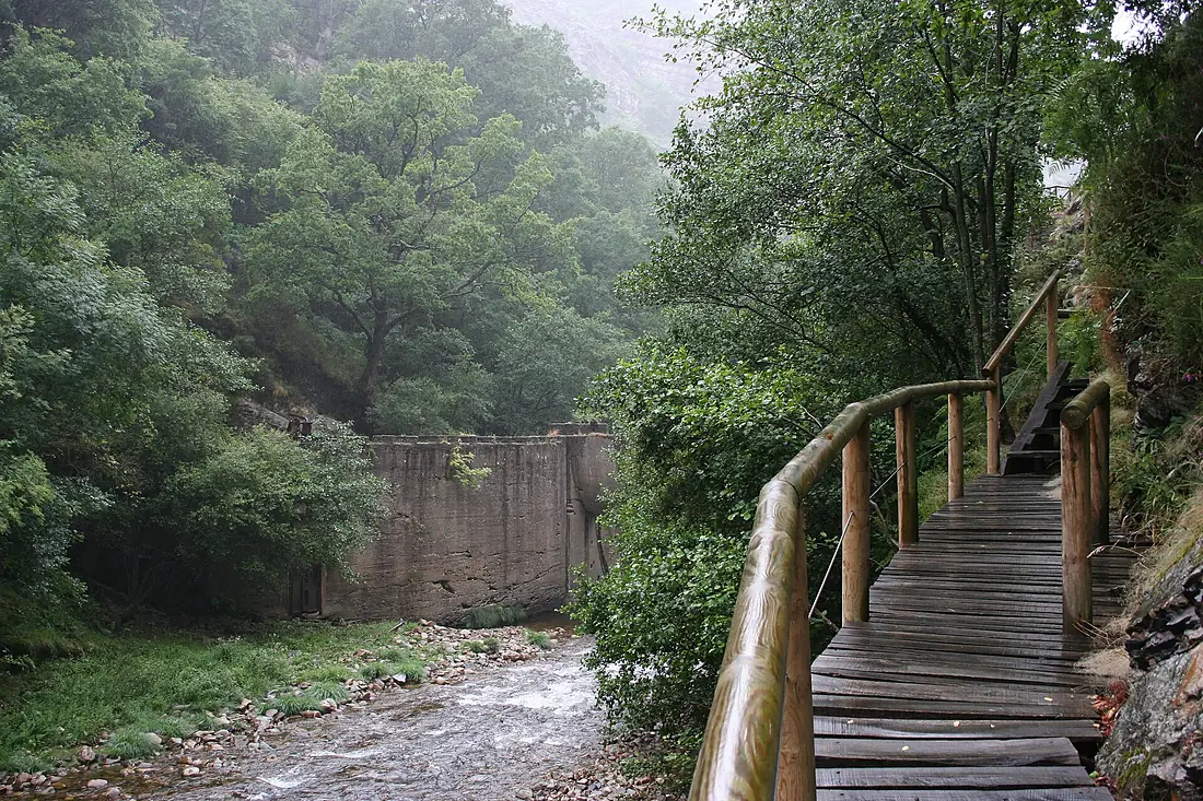 Pasarela junto al río Esva
