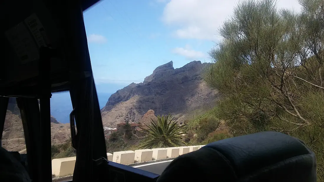 Acercamiento a Masca por la carretera