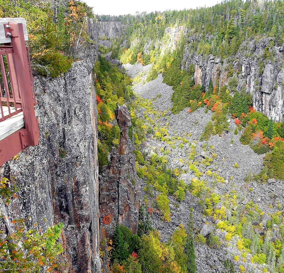 Ouimet Canyon is a glacial spillway (8042405862)