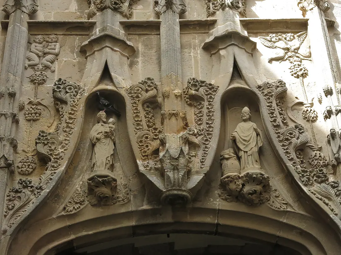 054 Santa Maria del Mar (Palamós), portal est, amb les figures de Sant Josep i Sant Nicolau