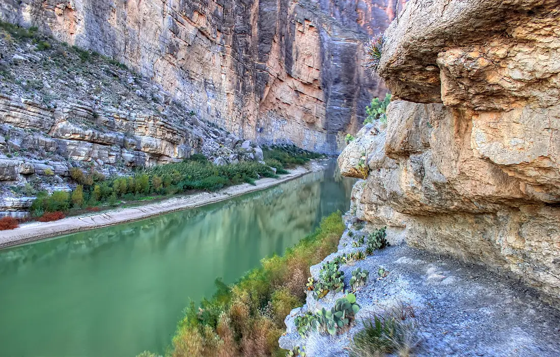 Gfp-texas-big-bend-national-park-further-into-the-canyon