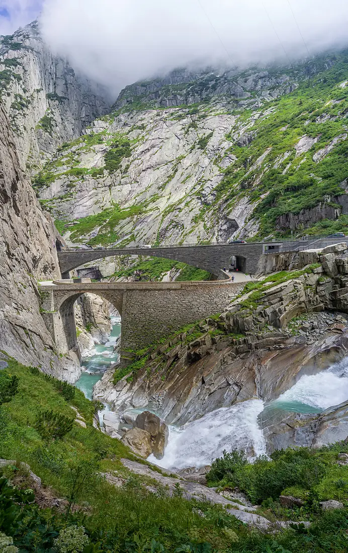 Die Schöllenen Schlucht mit Teufelsbrücke im schweizerischen Kanton Uri
