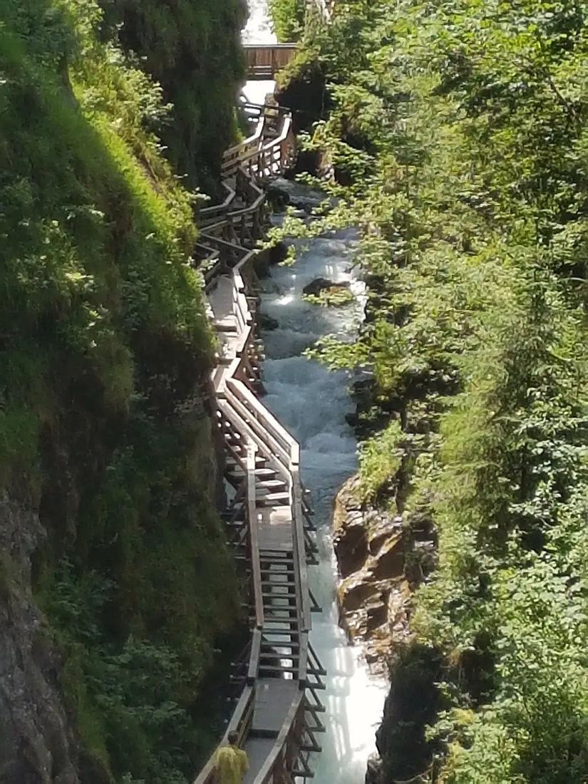 Gorge 2 (48143874131)