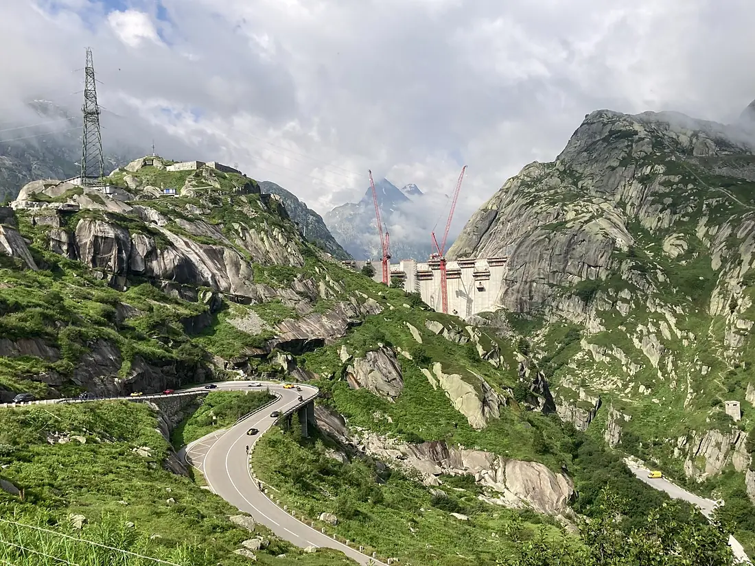 Baustelle der neuen Spitallamm-Staumauer und Grimselpassstrasse (Juli 2024)