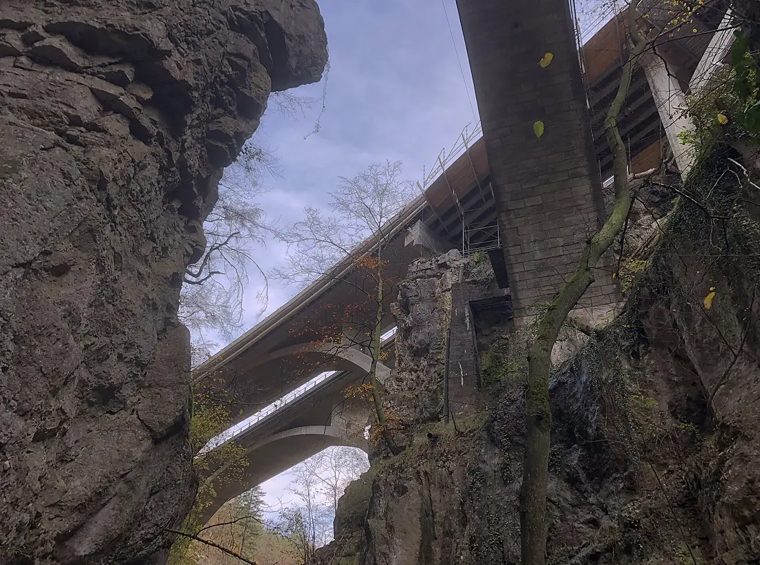 Eisenbahnbrücke und Autobahnviadukt Taubenlochschlucht